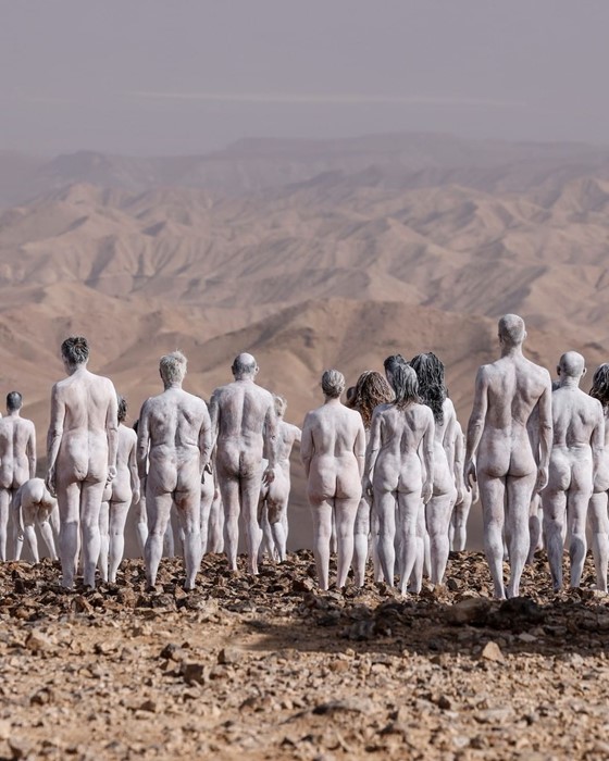Setki osób stanęły nago nad Morzem Martwym, by zwrócić uwagę na skutki katastrofy klimatycznej
