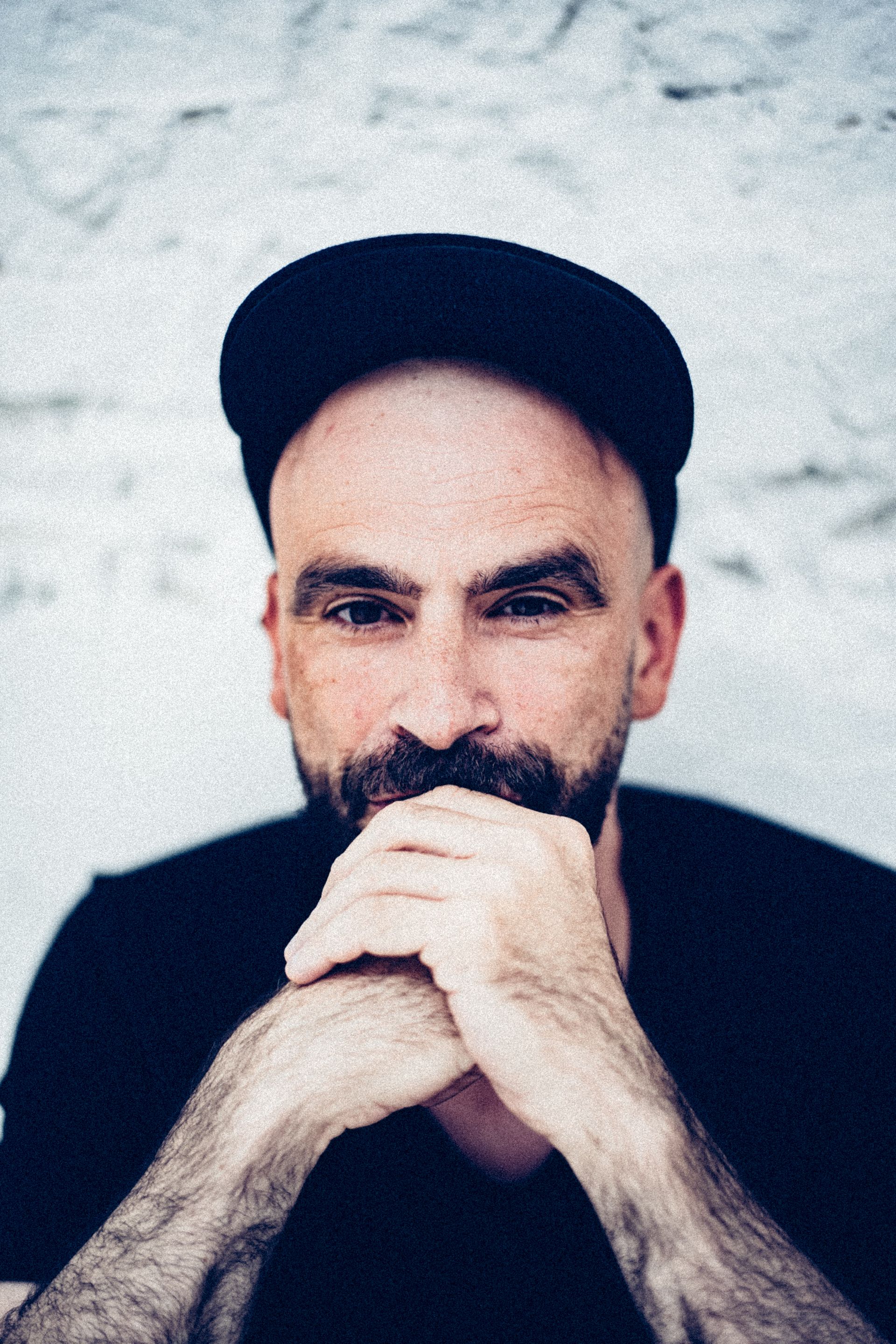 Fisz: „Nacjonalizmy nie mają racji bytu na dłuższą metę”. Artysta bezlitośnie rozlicza starsze pokolenia [wywiad]