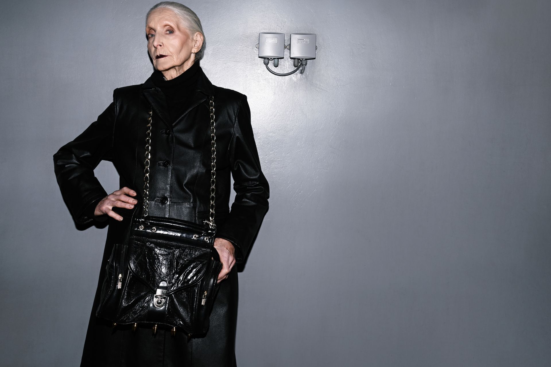 Najstarsza polska modelka w podziemiach Warszawy. Ta sesja to streetwear i teatralność w jednym