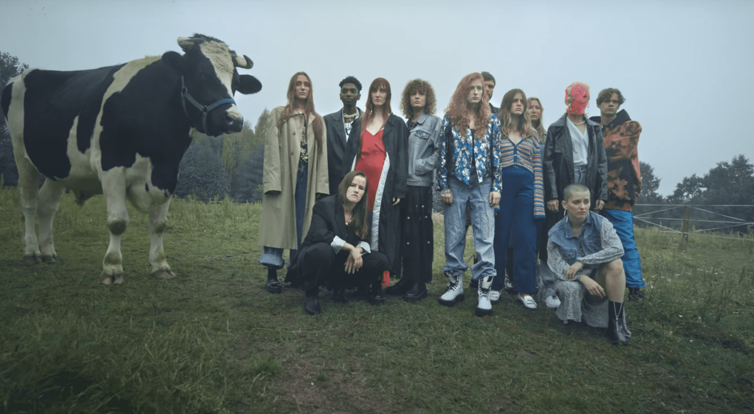 Ten spot o neohipisowskiej wspólnocie został stworzony przez polską markę robiącą buty z roślinnej skóry