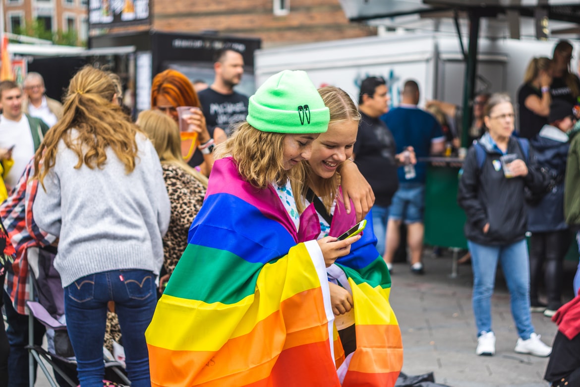 Blisko połowa osób LGBT+ w Polsce ma objawy depresji. Dane z nowego raportu mrożą krew w żyłach