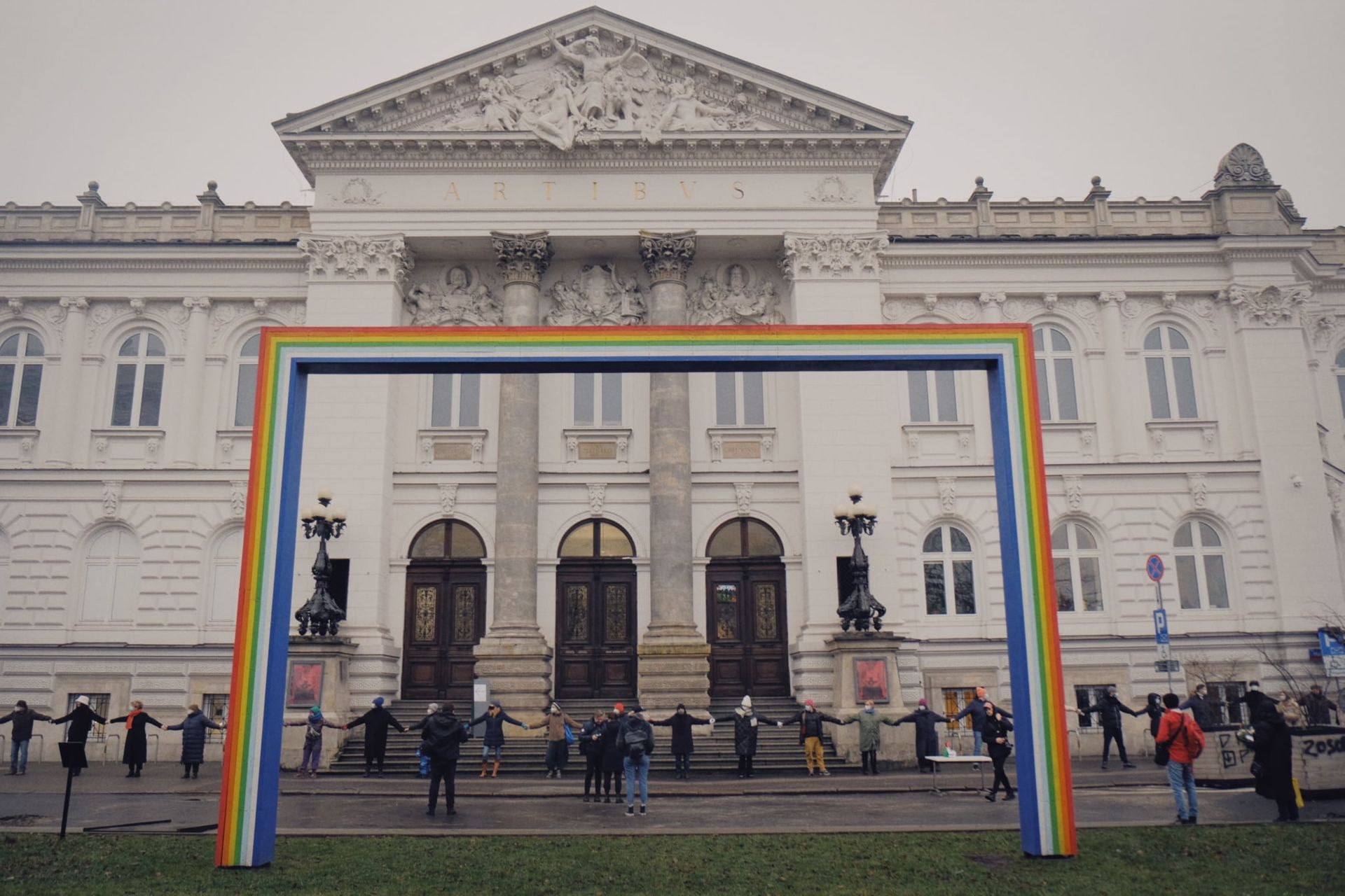 Zamach na Zachętę i objęcie Zachęty. Artyści i pracownicy stają w obronie galerii