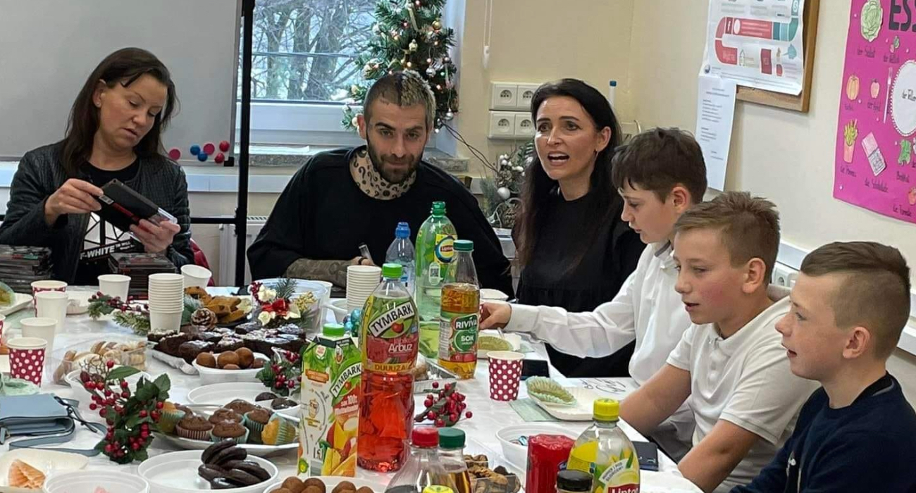 Quebonafide zbłąkanym wędrowcem podczas Wigili klasowej w podstawówce