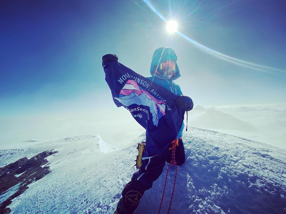 Flaga symbolizująca osoby trans zawisła na najwyższym szczycie Antarktydy