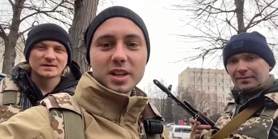 Znani ukraińscy muzycy i raperzy zamienili mikrofony na karabiny i bronią kraju