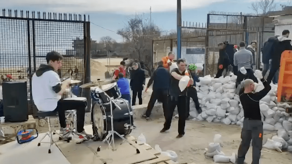 Mieszkańcy szykują się do obrony Odessy w rytm „It's My Life". Bon Jovi odpowiada