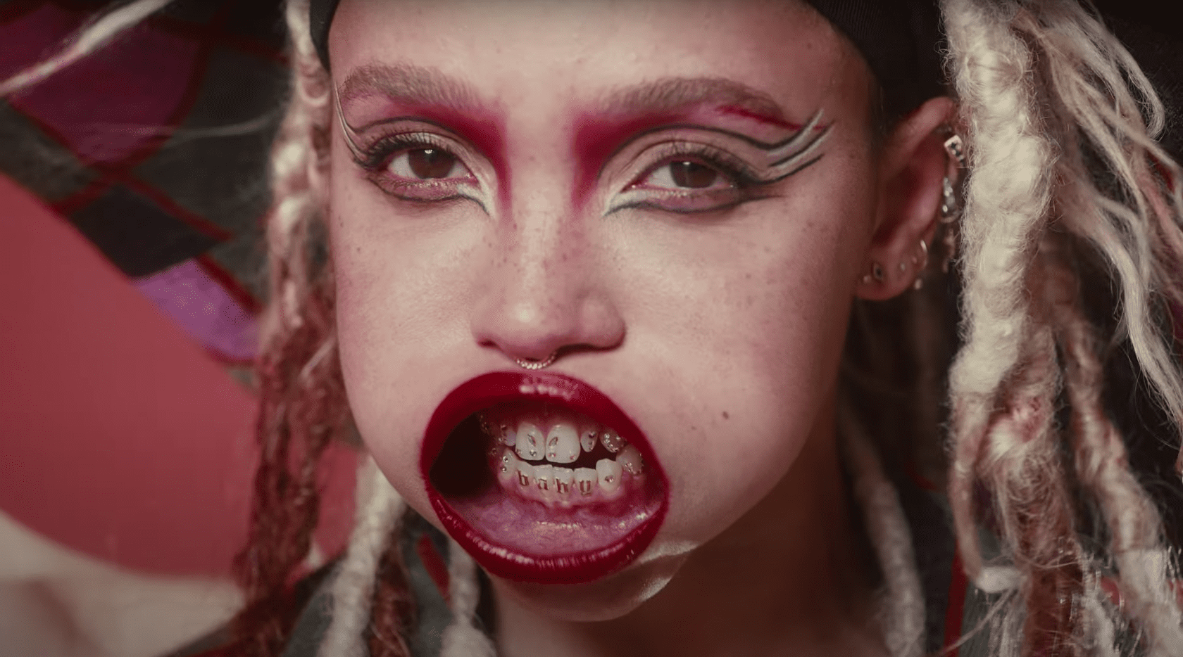 FKA twigs wyreżyserowała krótkometrażowy film i sama w nim zagrała. Zobaczcie, jak jej poszło!