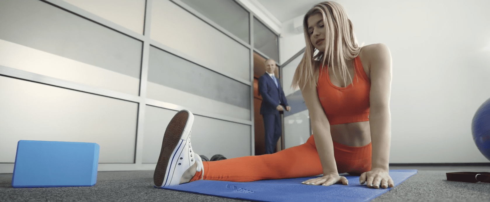 Absurdalna reklama biur podbija internet. Prezes niczym Bóg, tańce na rurze i szybki pilates