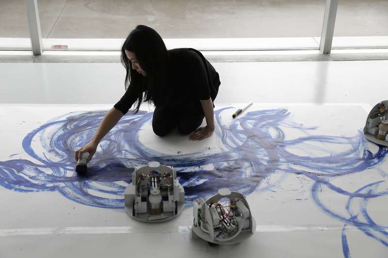 Chińsko-kanadyjska artystka maluje obrazy z pomocą robotów. Poznajcie Sougwen Chung