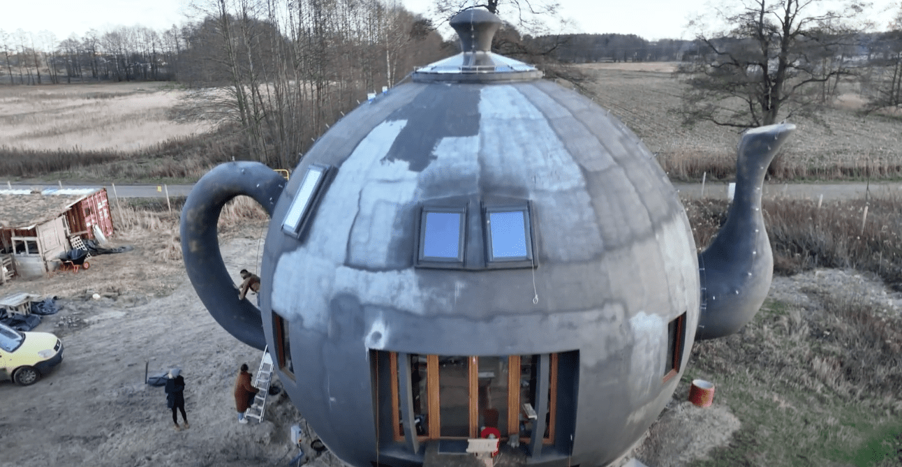 Dom-imbryk. Niedaleko Bydgoszczy powstaje dom rodem z „Alicji w Krainie Czarów"