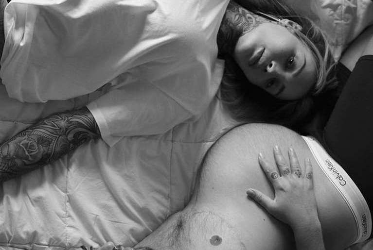 Ciężarny mężczyzna w reklamie Calvina Kleina