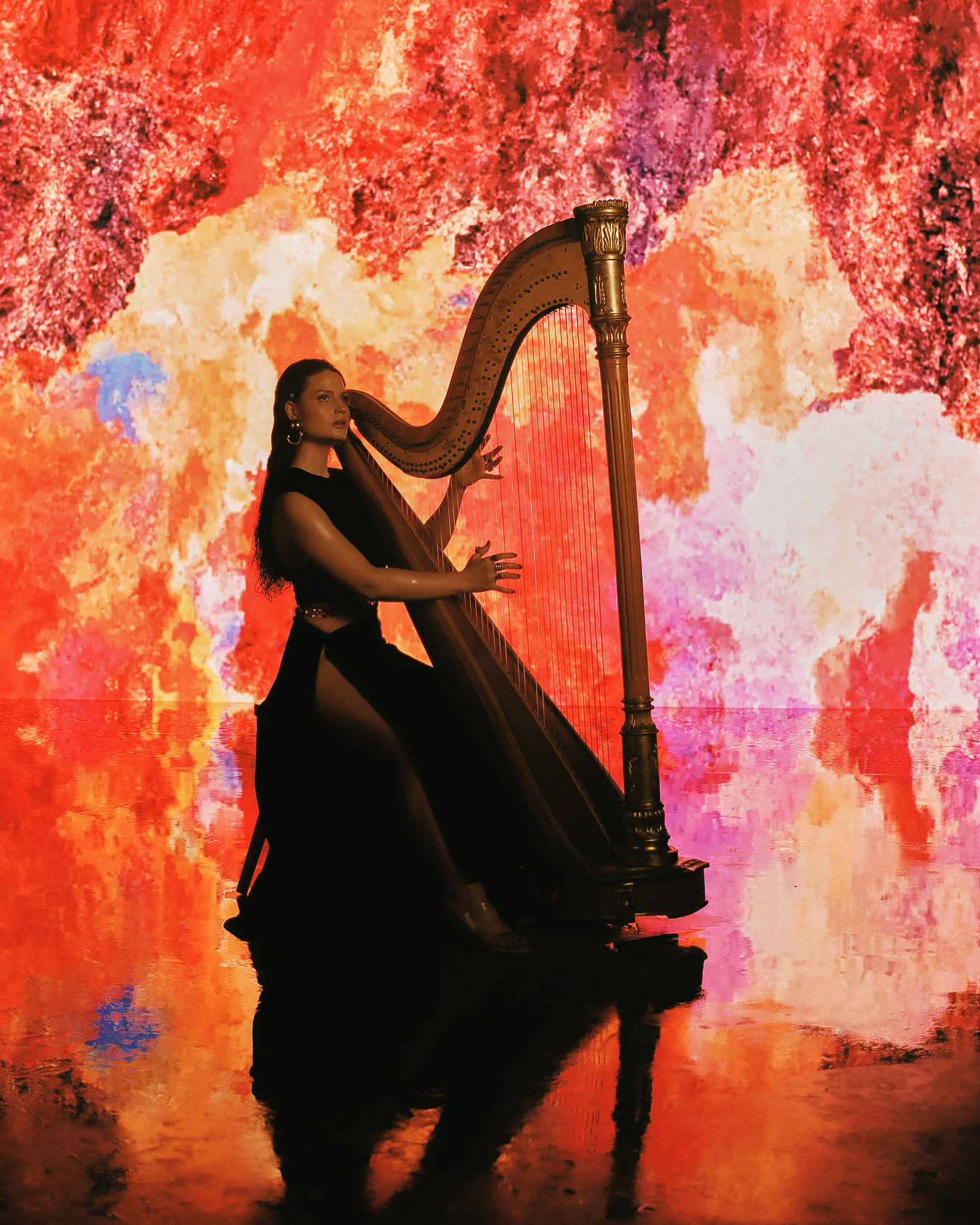 Ma starą duszę, ale TikTok ją uwielbia. Julia Rocka szuka „Balansu" w sensualnym klipie