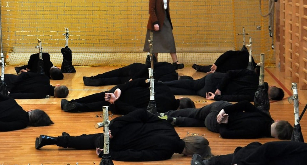 Uczniowie podstawówki odegrali scenę egzekucji w spektaklu o zbrodni katyńskiej