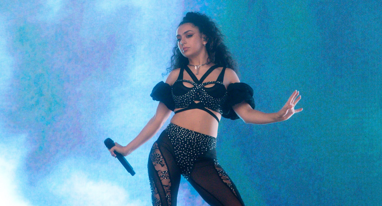 Eksperymentalny pop to jej specjalność. Energetyczne show Charli XCX porwało publiczność OWF 2022