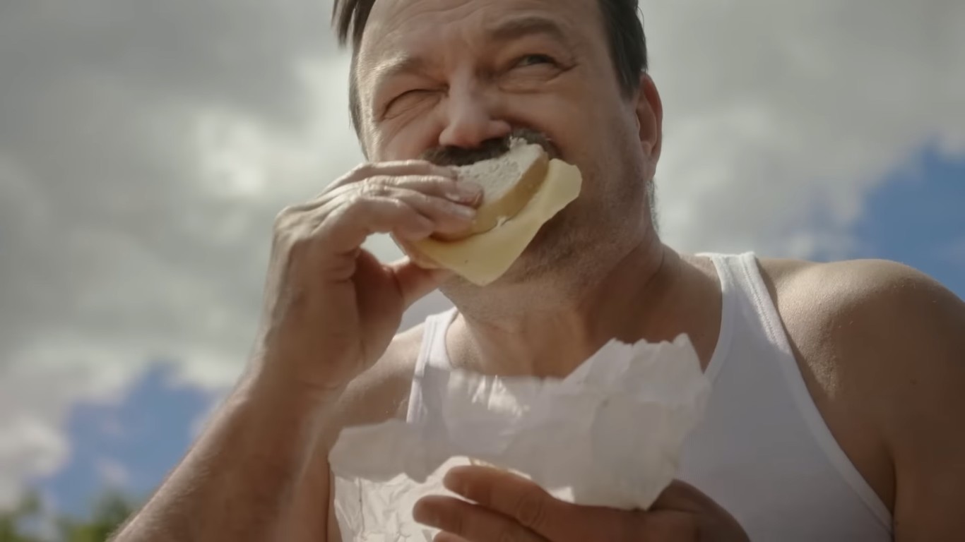 „Typowy Janusz" na wakacjach. Pomysłowy spot podbija sieć i zwraca uwagę na ważny problem