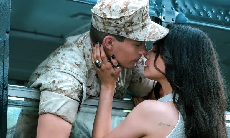 Ten hit Netflixa skradł serca widzów i rozczarował krytyków. O czym opowiada film „Purpurowe serca”?