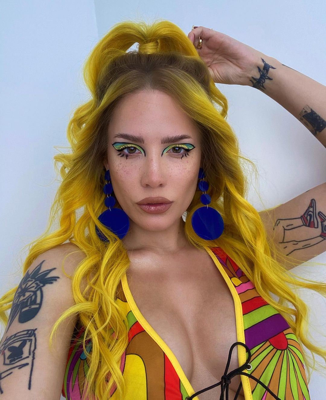 Ocalała, buntowniczka, aktywistka, mama. Kim jest Halsey, headlinerka Kraków Live Festival?