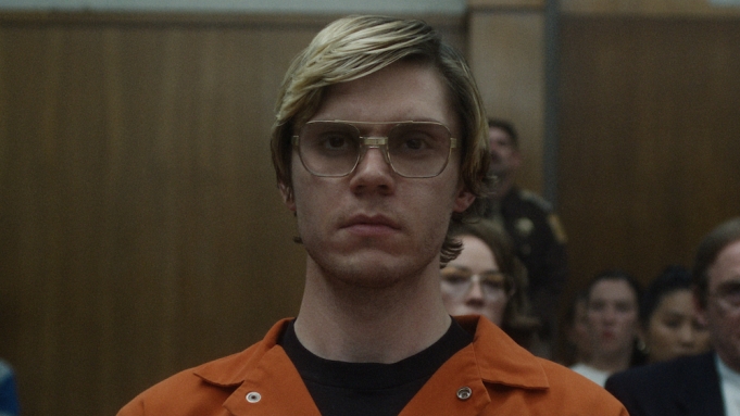 Evan Peters przeraża jako Jeffrey Dahmer w nowym serialu. „Potwór” od dziś na Netflixie