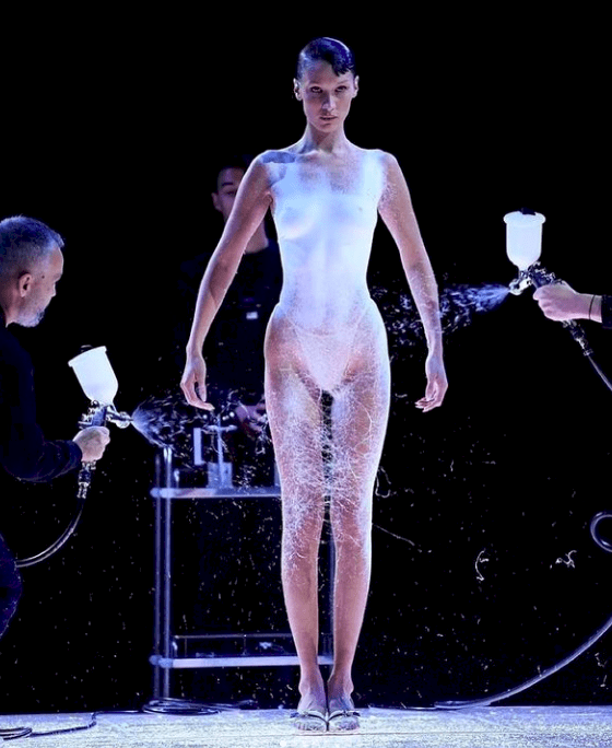 O tym pokazie mówią wszyscy. Na ciele Belli Hadid nasprayowano zjawiskową białą sukienkę