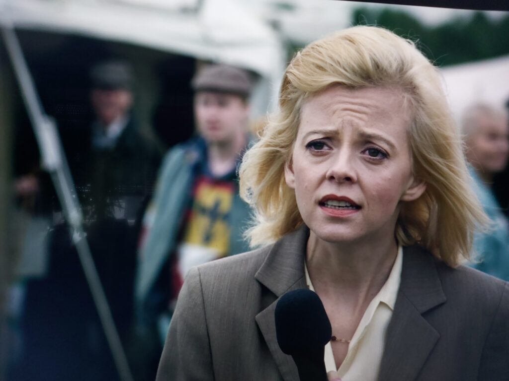 Polska dziennikarka w 5. sezonie „The Crown" – dramat, niestety na faktach. To nie jedyny polski akcent w serialu.