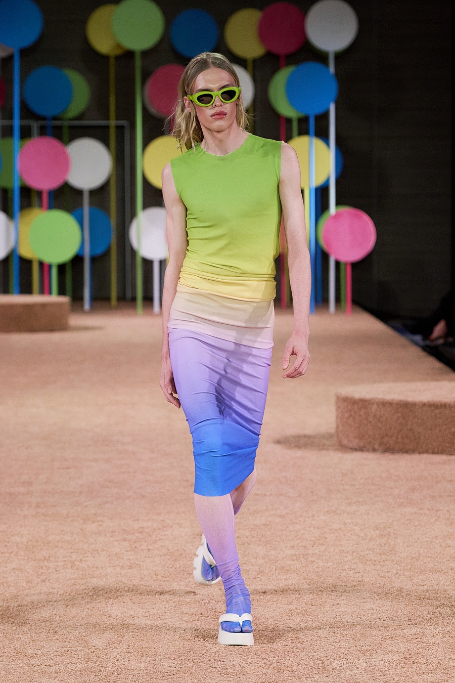 Wszystkie kolory tęczy, dżins, cekiny i lata 90-te. Kultowe MMC zaprezentowało nową kolekcję