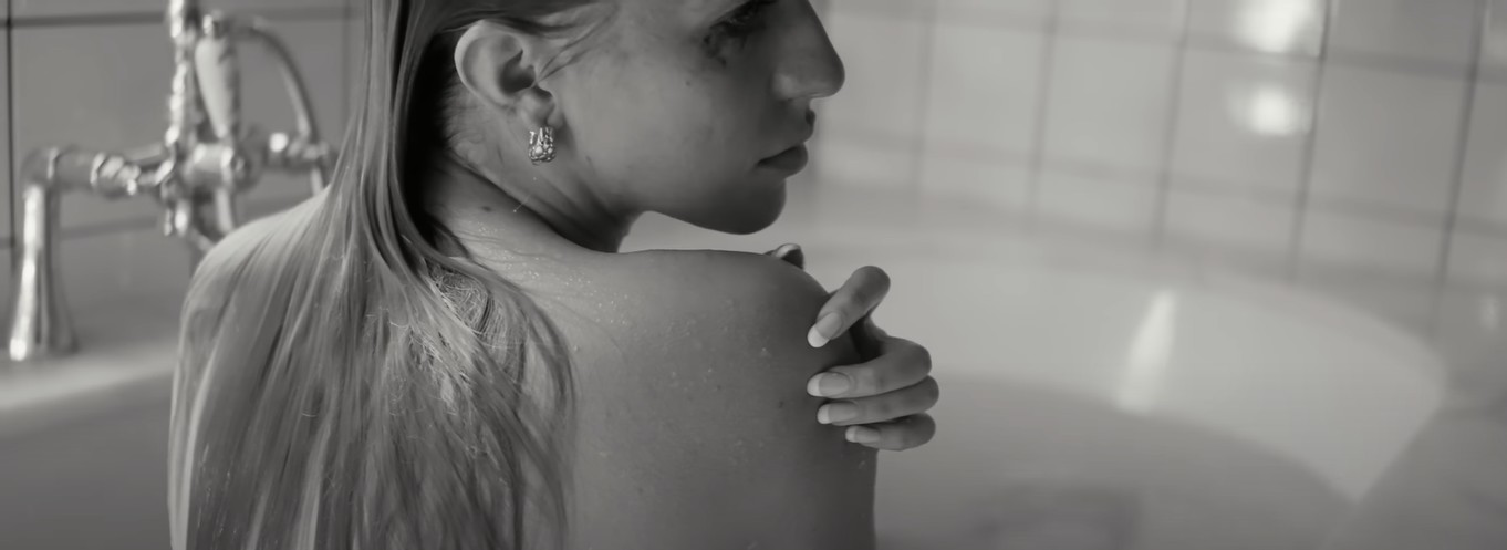 Jessica Mercedes w poruszającym klipie Tomasza Makowieckiego i Nosowskiej