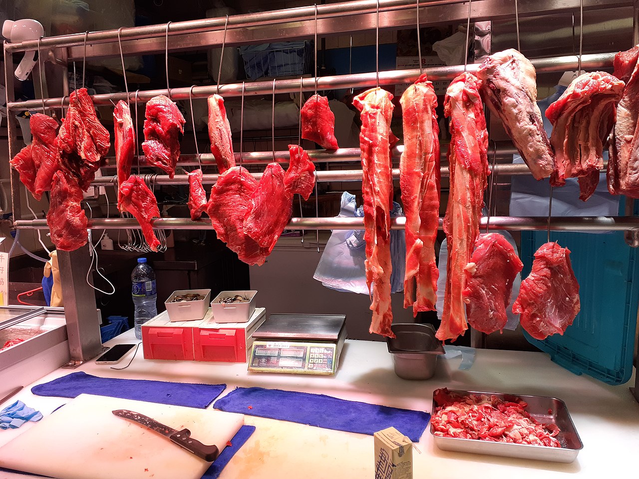 W europejskim kraju wprowadzono zakaz reklam mięsa i paliw kopalnych