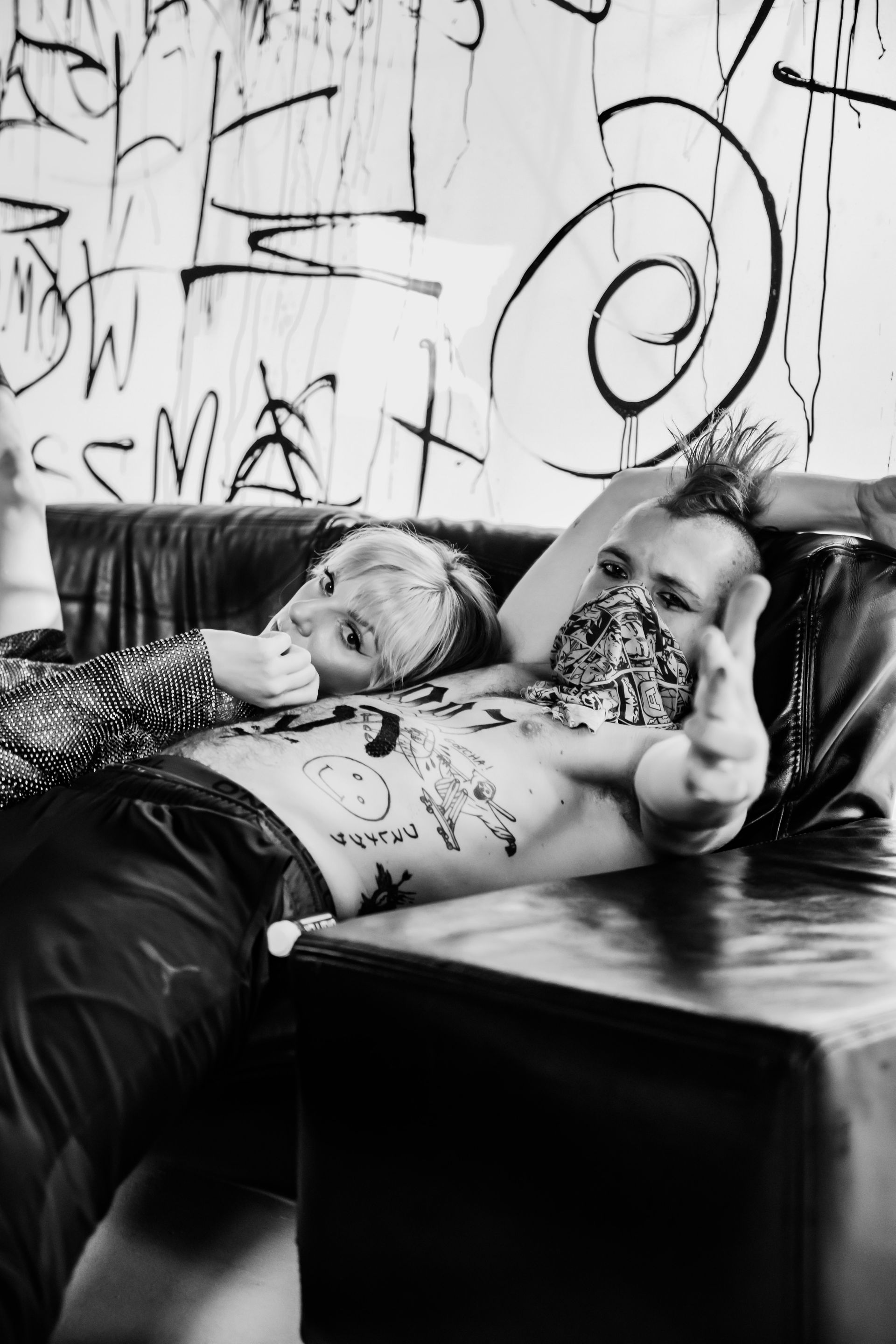 Sarsa i Zdechły Osa łączą siły w elektryzującym klipie do post-punkowego „Baletu”