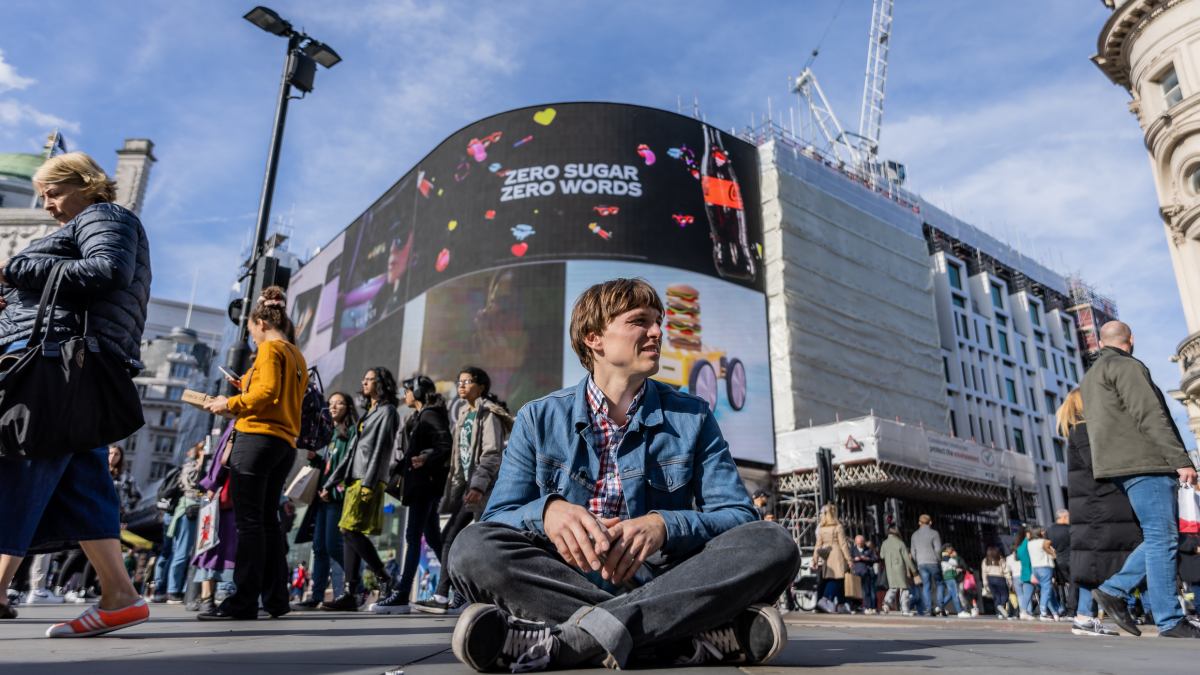 Serial „Emigracja XD” z Tomkiem Włosokiem bawi do łez. Polacy w krzywym zwierciadle [recenzja]