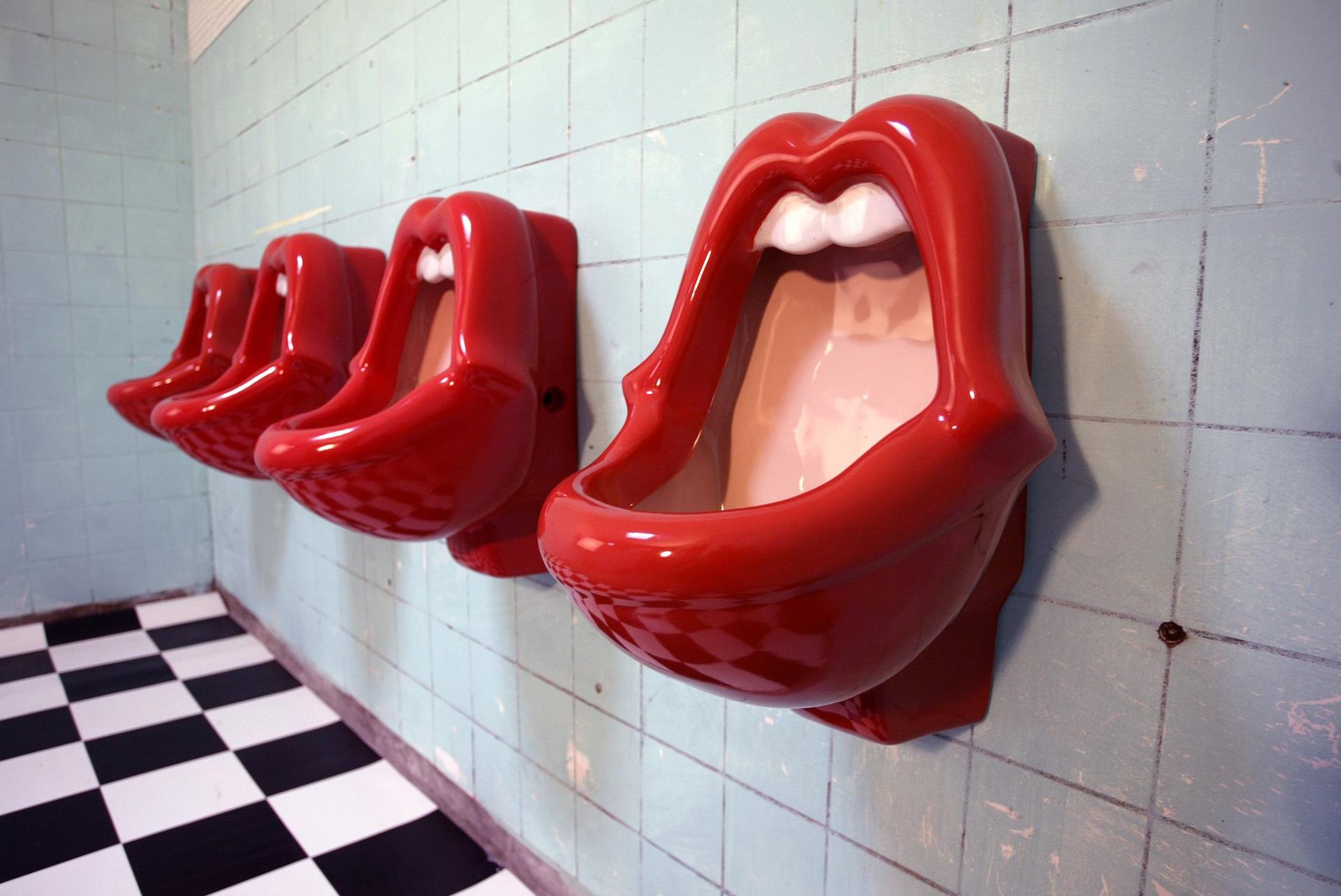 Kontrowersyjne i seksistowskie? Pisuary w kształcie damskich ust wymyśliła kobieta