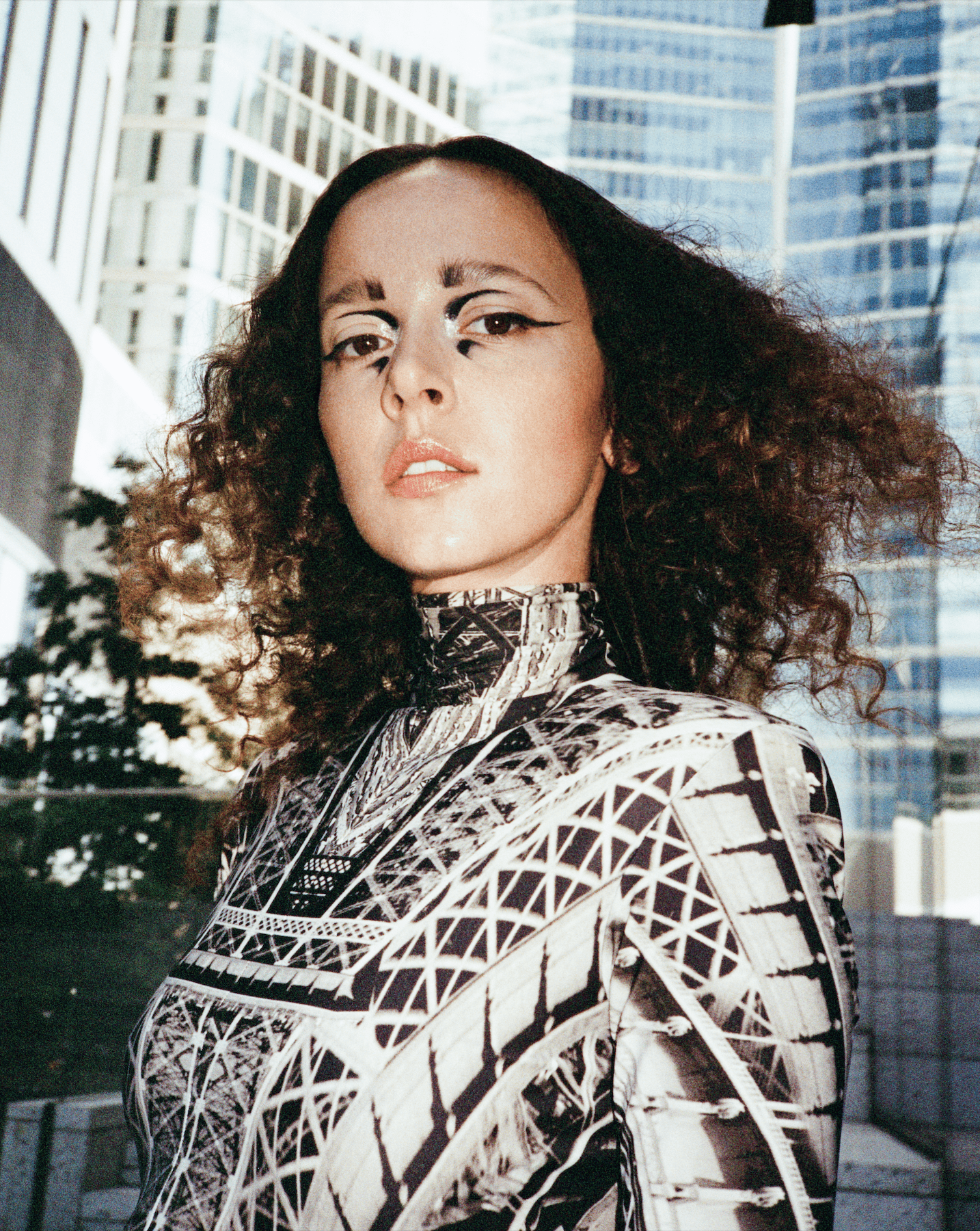 Monika Brodka interpretuje Leśmiana w mocnym, erotycznym klipie