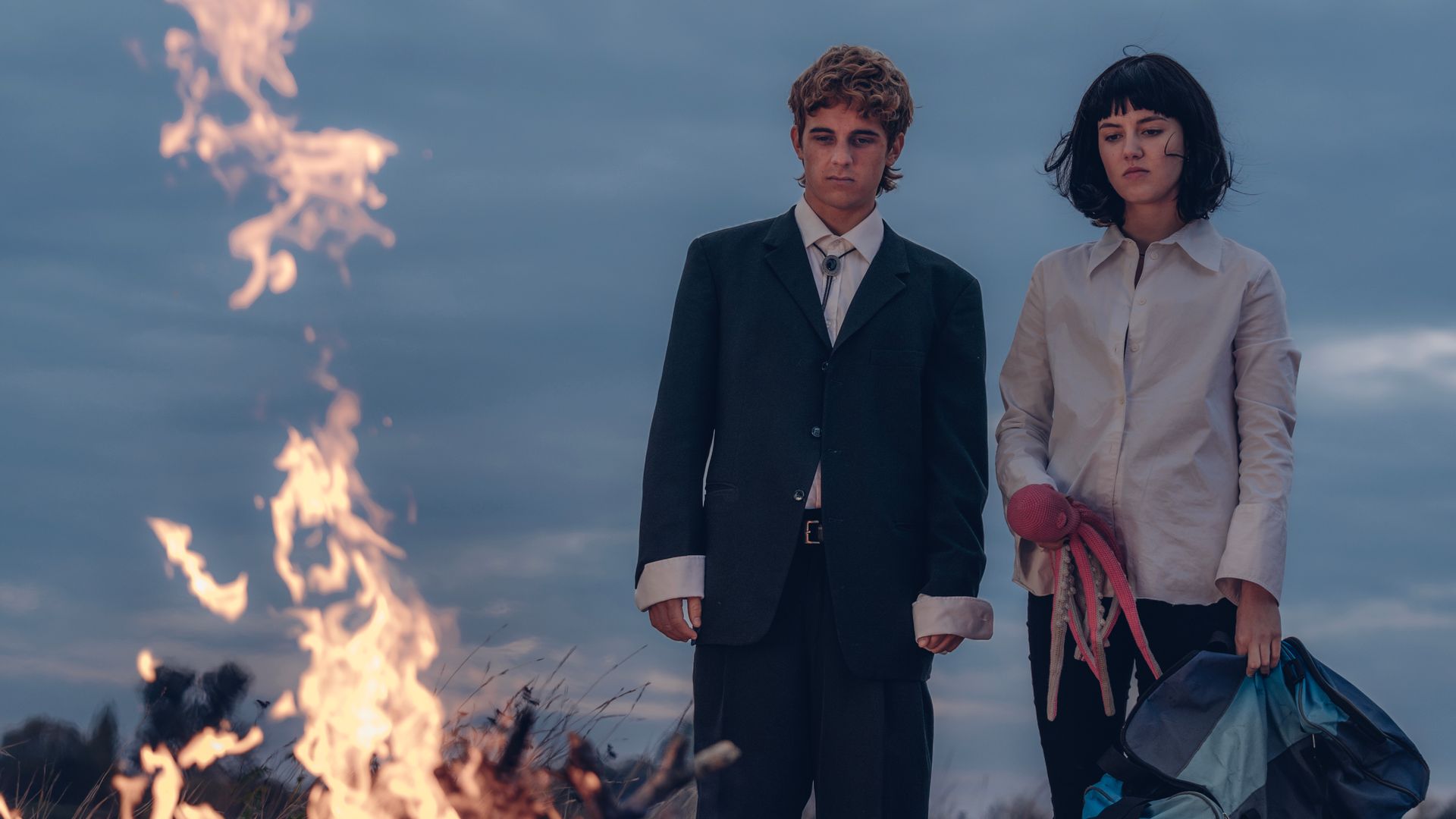 Dorastanie i letni trójkąt miłosny – serial Netflixa „Absolutni debiutanci” robi to dobrze [RECENZJA]