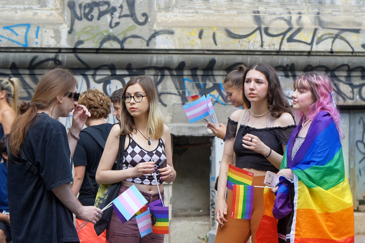 Tęczowy Piątek w końcu bez Czarnka! Jak to jest być osobą LGBTQ+ w małej miejscowości?