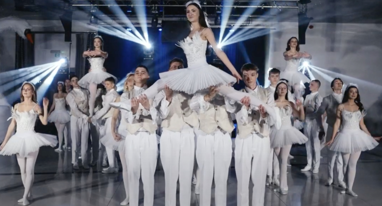 Polonez, ale to Jezioro Łabędzie. Nagranie ze studniówki hitem sieci [WIDEO]