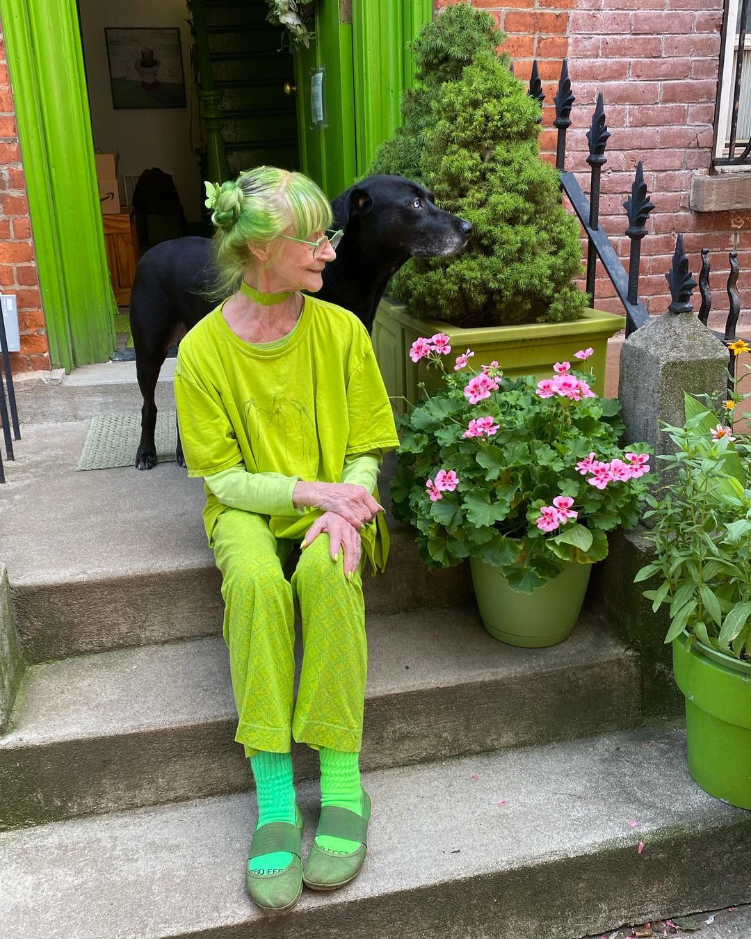 82-letnia ulubienica Nowego Jorku ubiera się na zielono – poznajcie Green Lady of Brooklyn!