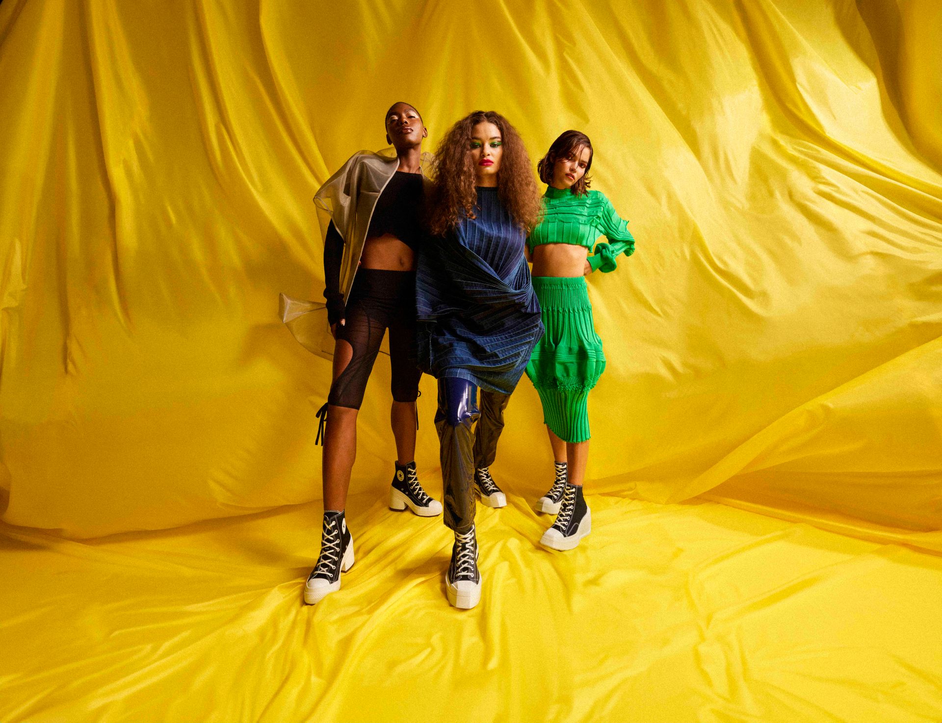 Koturny, ostre cięcia i zaskakujące obcasy – Converse przedstawia wyższy level elegancji z Edge of Style