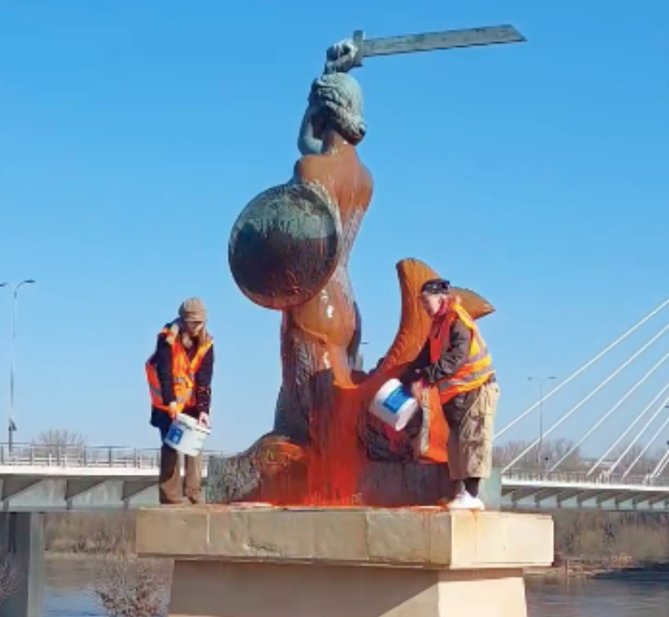 Aktywistki oblały warszawską Syrenkę pomarańczową farbą [WIDEO]