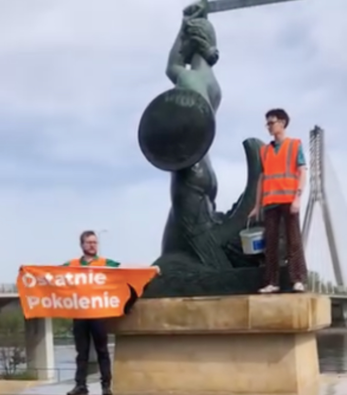 Aktywiści nie odpuszczają warszawskiej Syrence – tym razem oblali ją wodą [WIDEO]