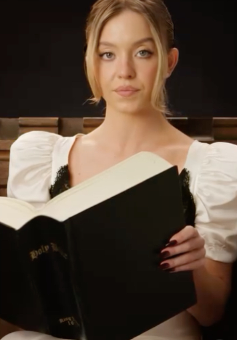 Sydney Sweeney seksownie czyta Biblię. Tak promuje horror o ciężarnej zakonnicy [WIDEO]