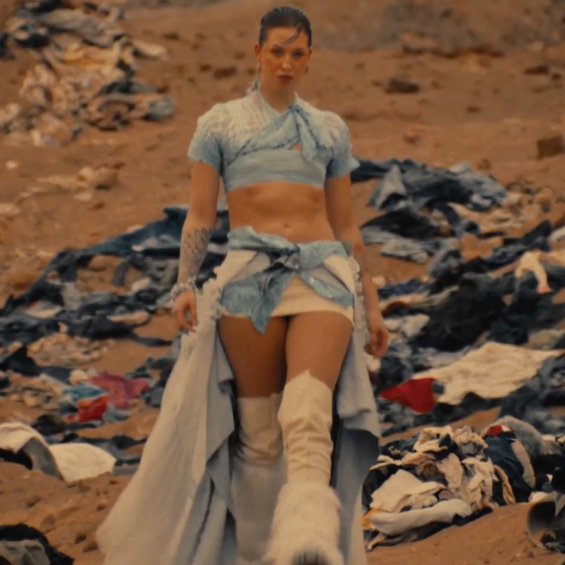 Pokaz mody na pustyni Atakama – największym wysypisku ubrań na świecie [WIDEO]