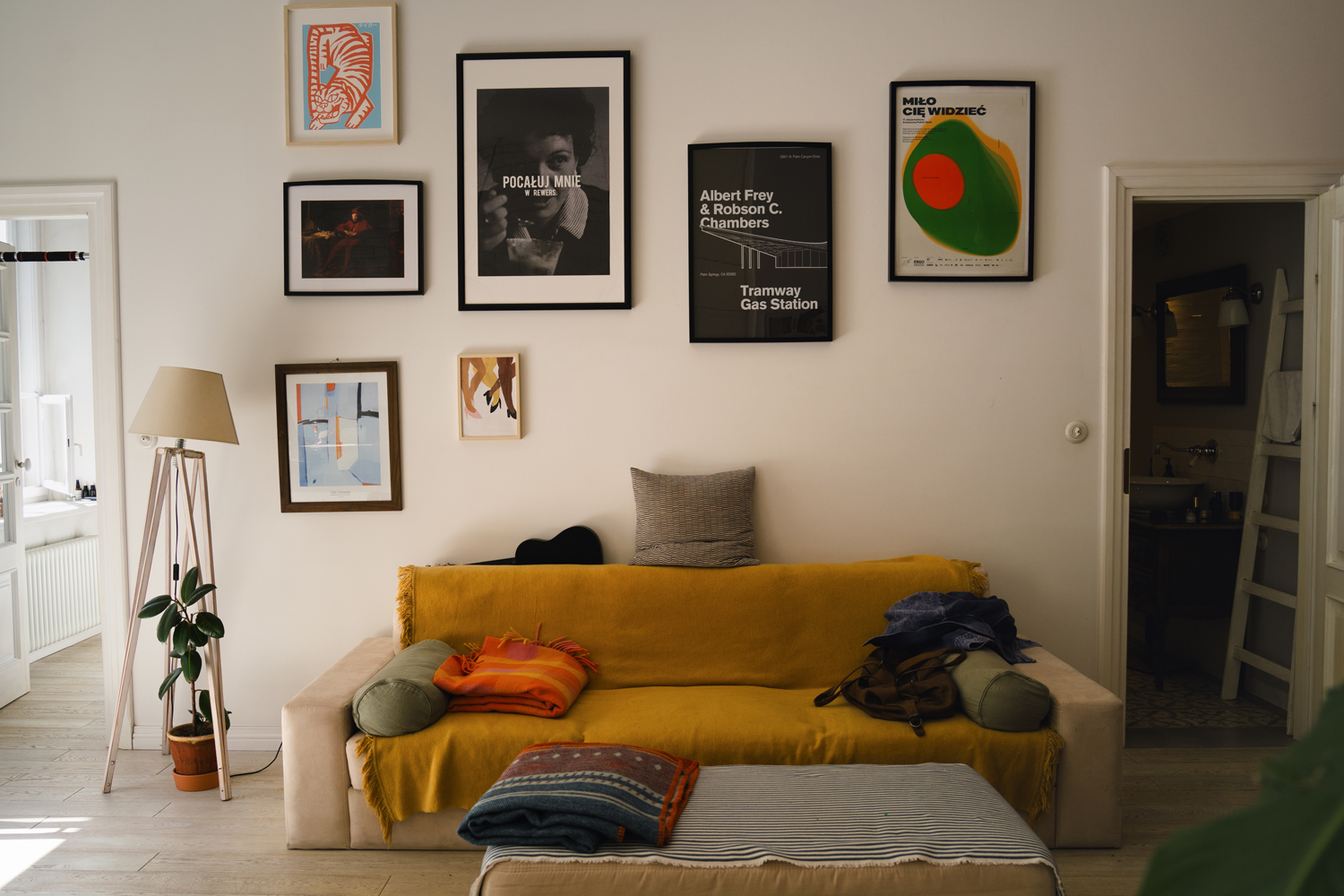 Odwiedziliśmy Mariusza Maca w klimatycznym, niedużym mieszkaniu w warszawskim Śródmieściu [ZDJĘCIA]