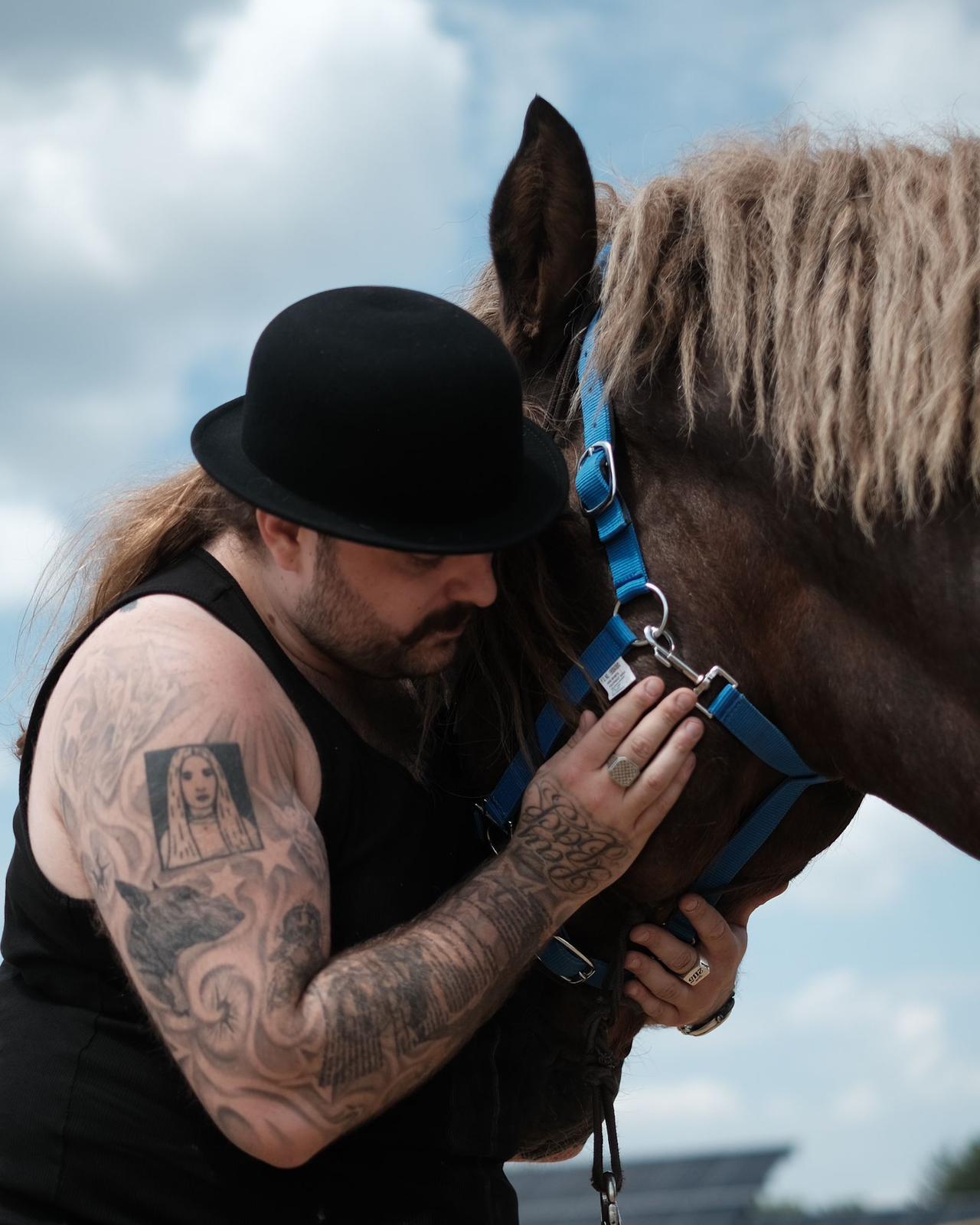 Bedoes uratował konia przed rzeźnią. „Jebać wszystkie ubojnie koni”