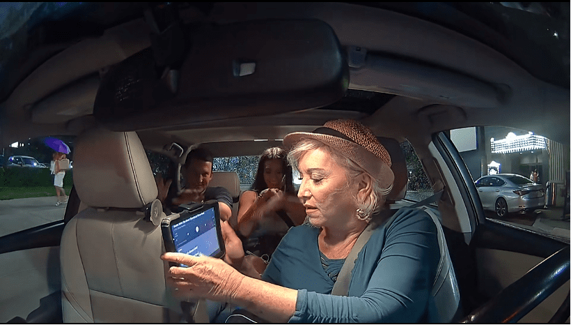 Karaoke w Uberze – 63-letnia kierowczyni robi furorę na Tik Toku