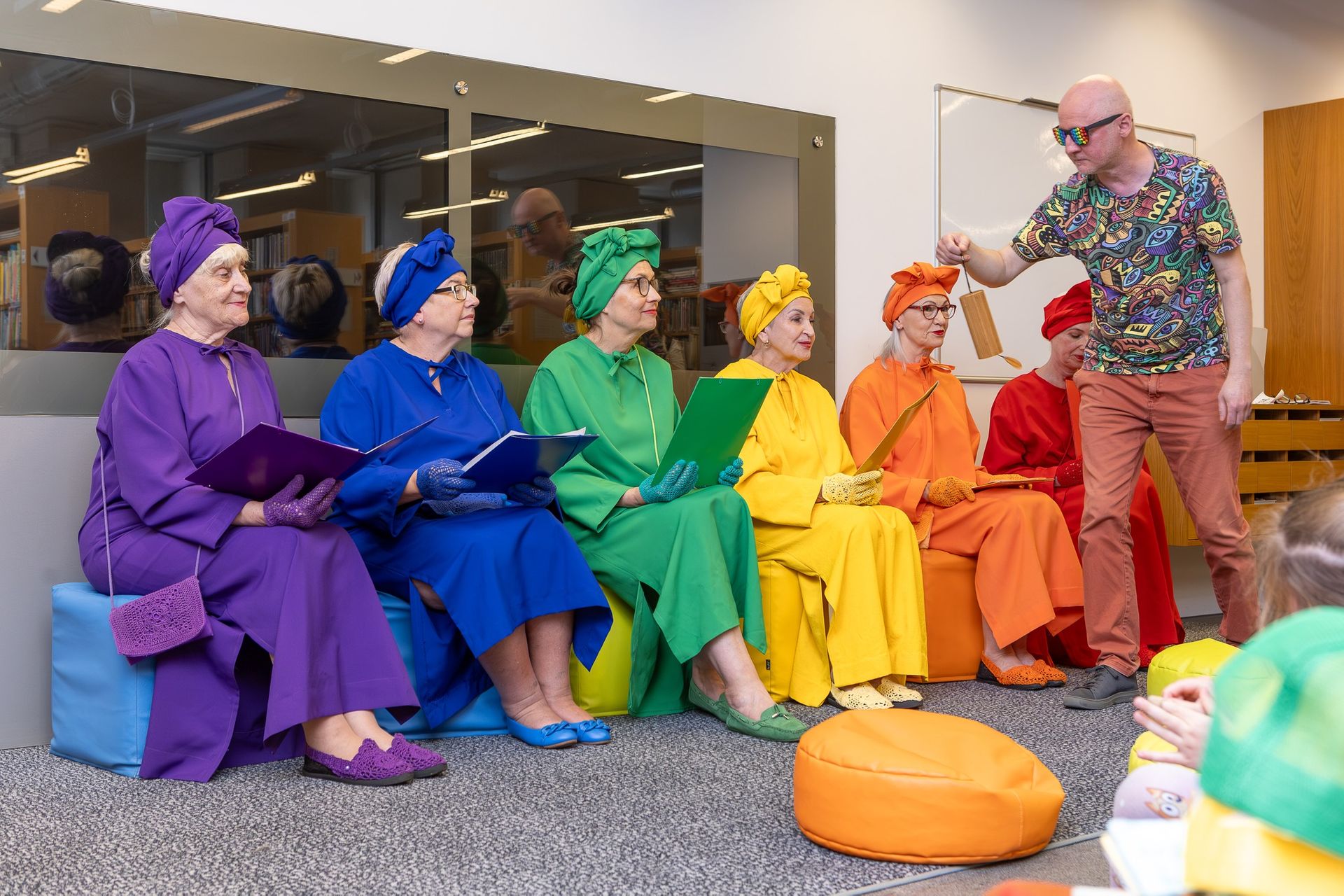 Tęczowe Seniorki przeczytały dzieciom bajki. W sieci burza – „Indoktrynacja”