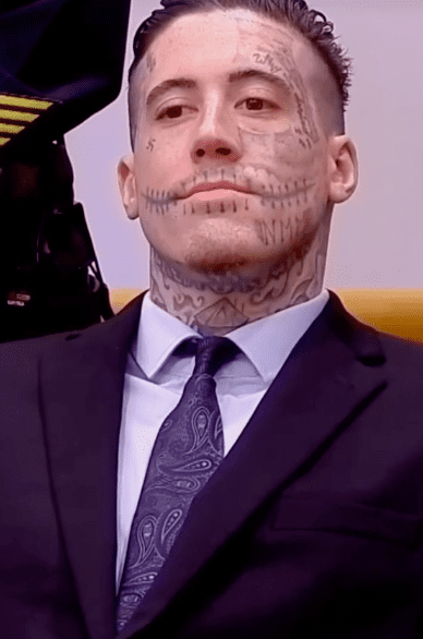 Przystojny morderca sensacją TikToka – jego zachowanie podczas procesu jest viralem