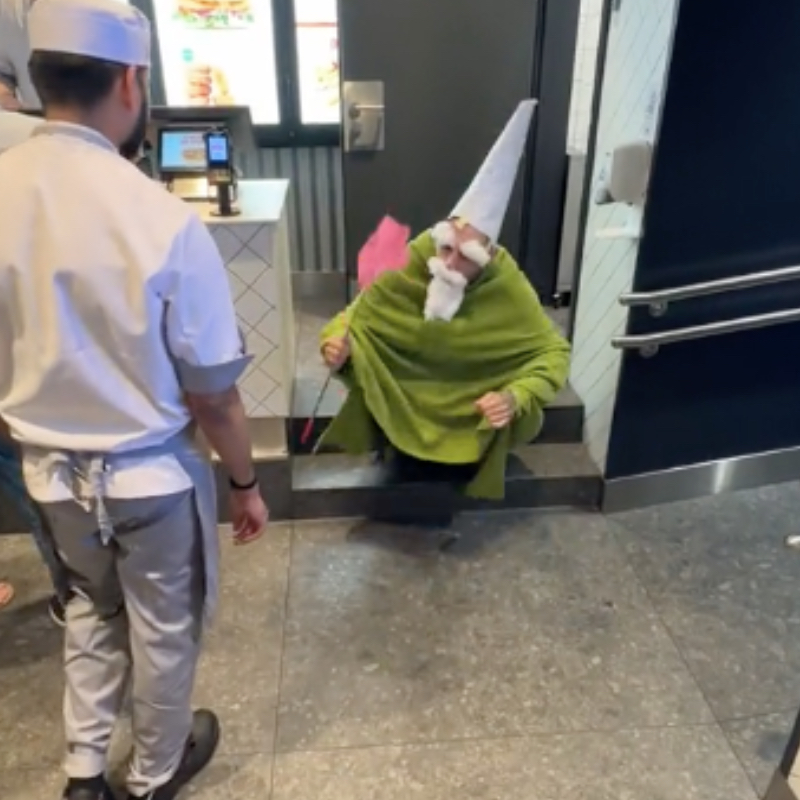 Tiktoker przebrany za gnoma sieje chaos w centrach handlowych w Warszawie [WIDEO]