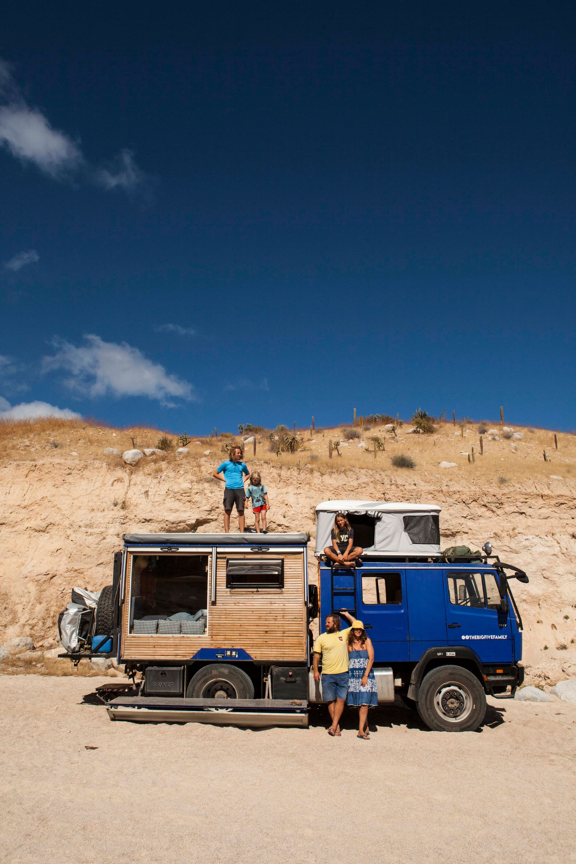 „Powiedziała, że wyruszają kamperem w podróż dookoła świata, w pogoni za słońcem”. Rozmawiamy z Agnieszką Kokowską, reżyserką filmu „W stronę słońca”