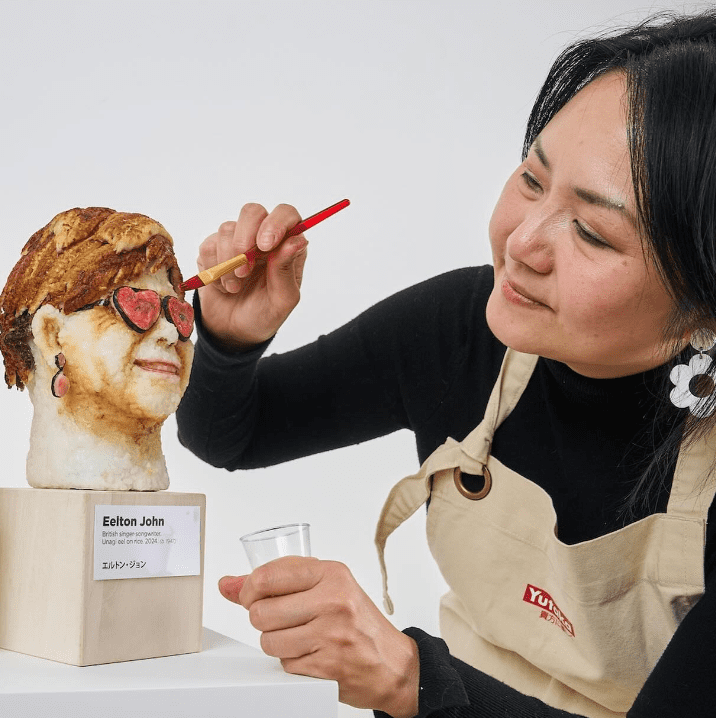 Elton John i Ed Sheeran z sushi. Oryginalny pomysł brytyjskiej artystki