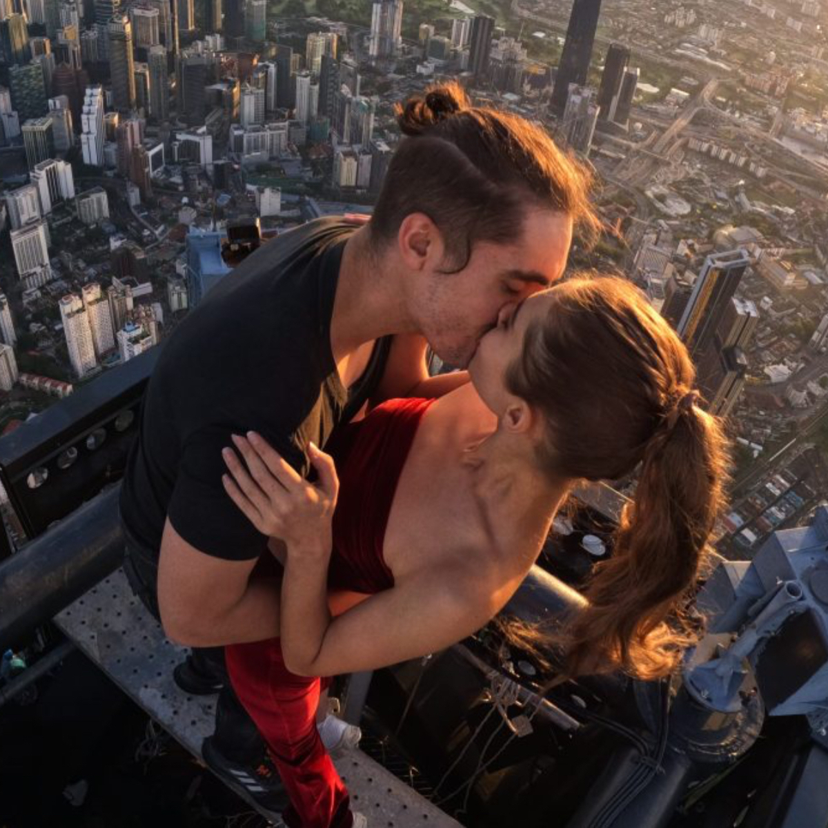 Miłość i adrenalina – wspinają się na budynki bez zabezpieczeń. Mocny dokument Netflixa