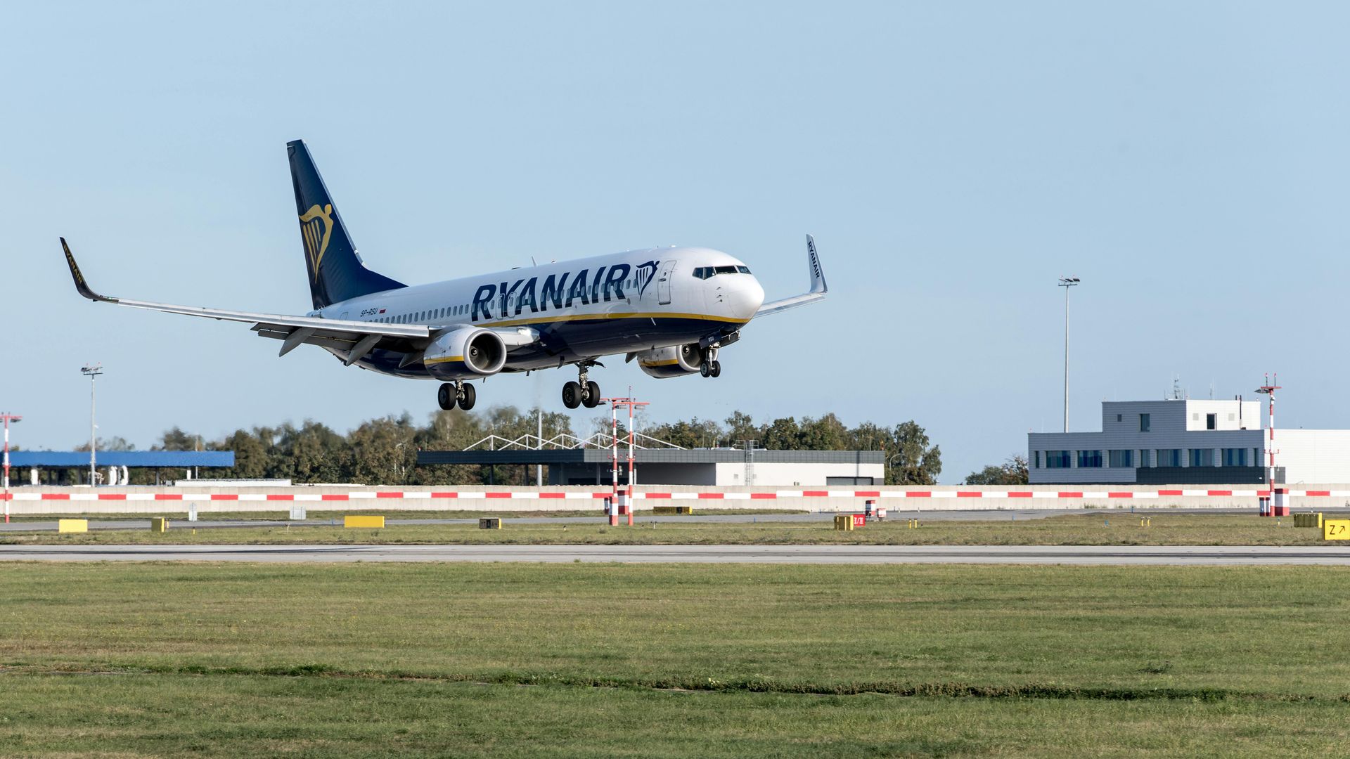 Limit dwóch drinków przed wejściem do samolotu? Ryanair wprowadza zmiany